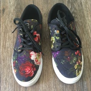 Black floral print Stefan Janoski  sneakers
